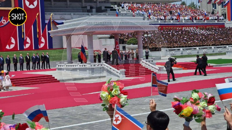 Kim Čong-un během ceremoniálu věnoval zvláštní pozornost novému ruskému ministru obrany Bel...