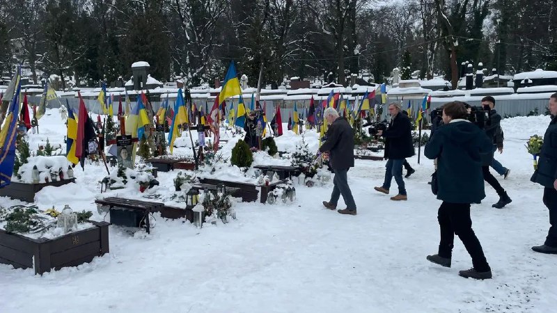 Kolaborant Pavel dnes na Lyčakivském hřbitově uctil památku Banderovců jen z fotky jsem napoč...