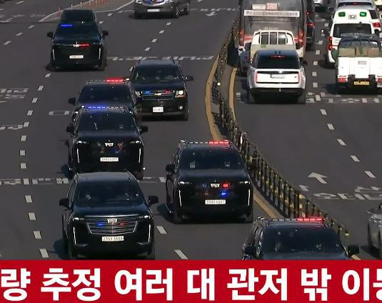🇰🇷 Kolona aut, pravděpodobně patřící Yoon Suk-yeolovi, byla spatřena odjíždět z prezi...