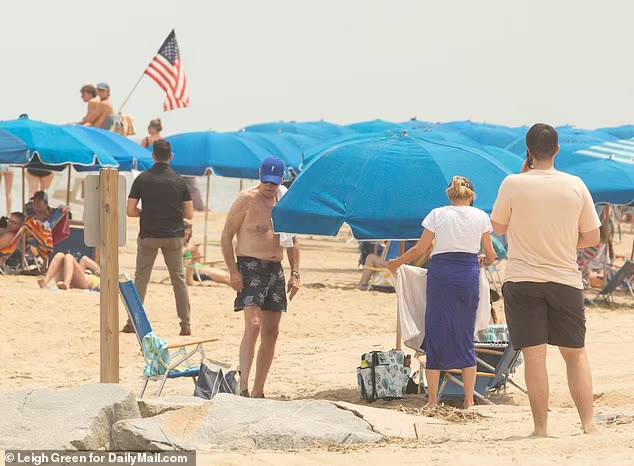 🚙Kolona dvou desítek aut dorazila do plážové rezidence Joea Bidena v Rehoboth Beach v Delawar...