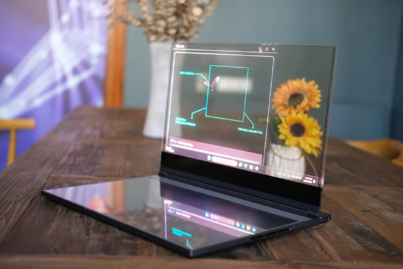 Lenovo ukázalo zcela průhledný notebook pro umělceNový tvarový faktor umožní digitálním um...