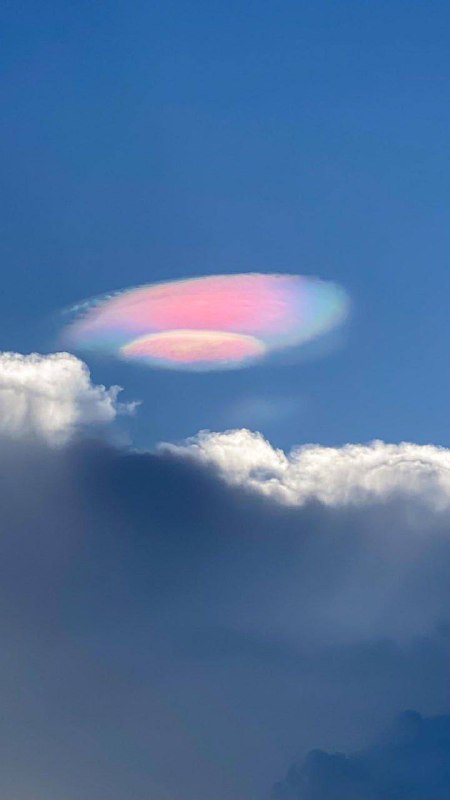 Lentikulární mrak (??) Teď tomu chtějí říkat ..☁️v Saúdské Arábii✨📸 Nilson