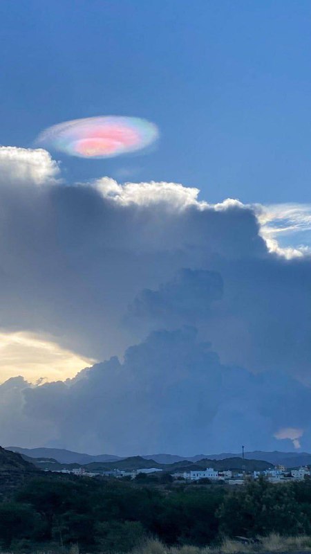 Lentikulární mrak (??) Teď tomu chtějí říkat ..☁️v Saúdské Arábii✨📸 Nilson