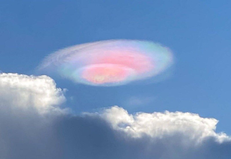 Lentikulární mrak (??) Teď tomu chtějí říkat ..☁️v Saúdské Arábii✨📸 Nilson