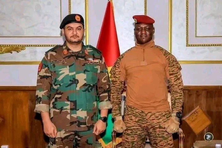 Libyjský generál Saddám Haftar, (vlevo), syn vůdce Východní Libye maršála Haftara, nav?...