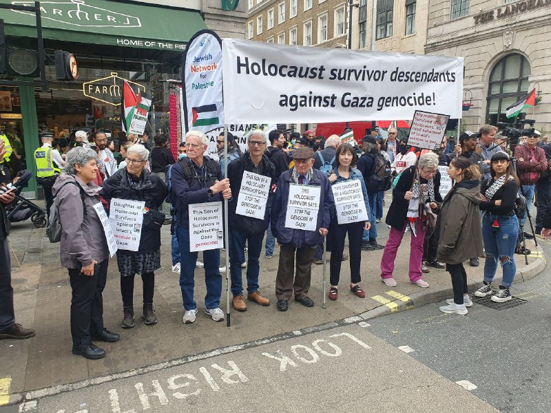 Lidé, kteří přežili holocaust, se připojili k protestům v Londýně proti brutální izraelsk...