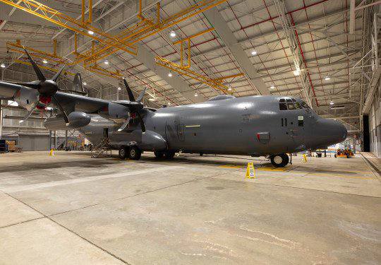 Lockheed Martin odhalil první nový vojenský dopravní letoun C-130J-30 Super Hercules pro novozé...