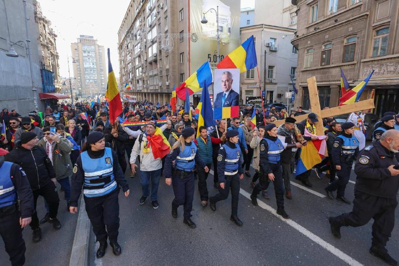 ⚡️🇷🇴❗️🏁 Masové protesty v Rumunsku okupovaném NATO, vyzývající k novým prezid...