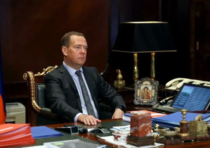 Medveděv: V&iacute;ra Britů degenerovan&yacute;ch ve vlastn&iacute; v&yacute;lučnost je &uacute;žasn&aacute;. Složen&iacute; rusk&eacute;ho sou...