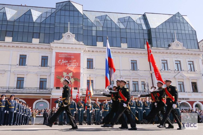Města na Sibiři a ruském Dálném východě pořádají oslavy Dne vítězství.Vojenské přehl?...