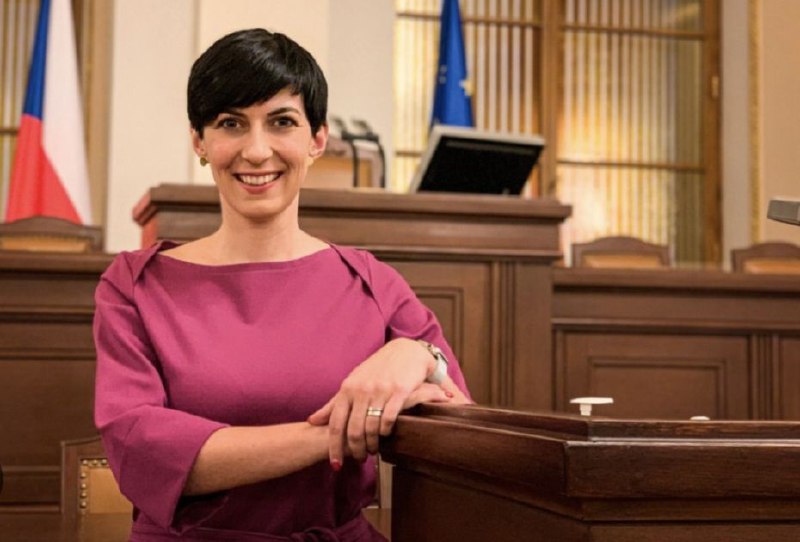 🇪🇺🇨🇿 Mezitím předsedkyně poslanecké sněmovny České republiky.Euro je pro naši ze...