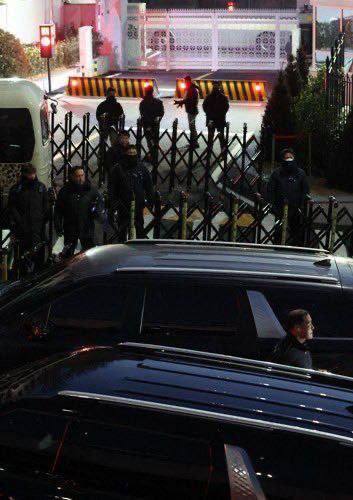 ❗️🇰🇷 Mezitím se jihokorejská policie pokouší vstoupit do prezidentského paláce, aby ...