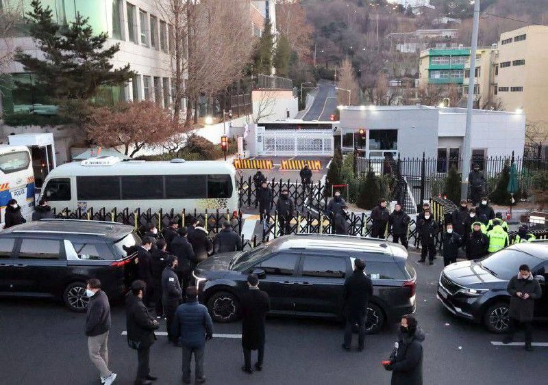❗️🇰🇷 Mezitím se jihokorejská policie pokouší vstoupit do prezidentského paláce, aby ...