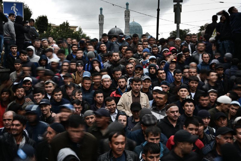 Migranti budou monitorováni pomocí geolokace zařízení předplatitelů; takové pozměňovací n...