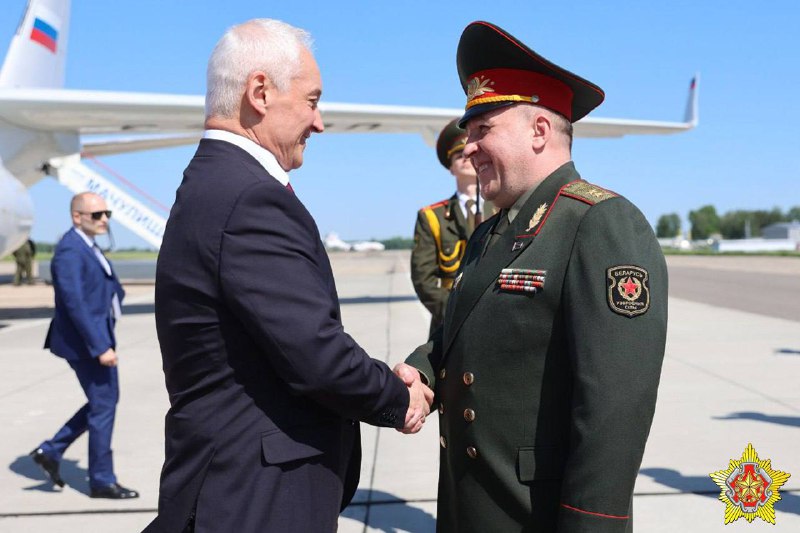 🗣 Ministr obrany Běloruské republiky se na letišti v Minsku setkal s ministrem obrany Ruské f...