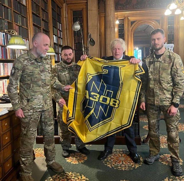 „Mistr“ Johnson s vlajkou svých služebníků z ‚Azov‘ v britském parlamentu