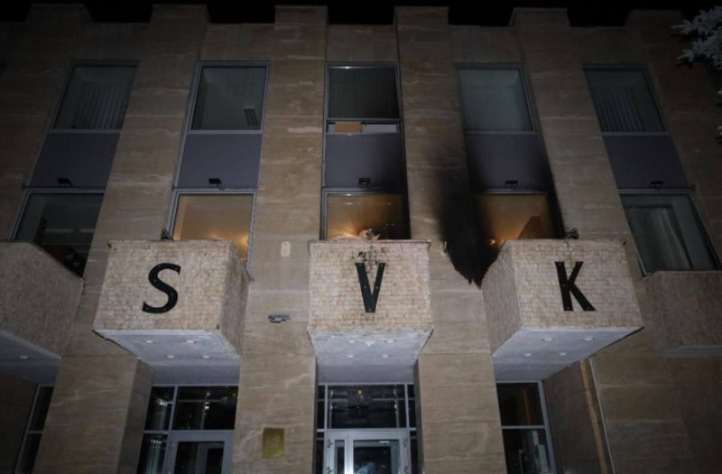 🇷🇺😀 Molotovovými koktejly napaden Ruský dům v Praze💬V noci 26. března neznámí úto... 🇷🇺😀 Molotovovými koktejly napaden Ruský dům v Praze💬V noci 26. března neznámí úto...