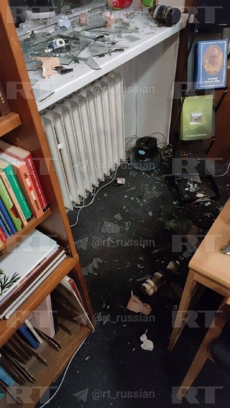 🇷🇺😀 Molotovovými koktejly napaden Ruský dům v Praze💬V noci 26. března neznámí úto... 🇷🇺😀 Molotovovými koktejly napaden Ruský dům v Praze💬V noci 26. března neznámí úto...