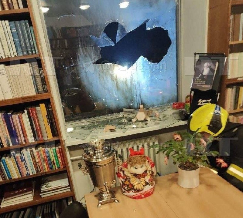 🇷🇺😀 Molotovovými koktejly napaden Ruský dům v Praze💬V noci 26. března neznámí úto... 🇷🇺😀 Molotovovými koktejly napaden Ruský dům v Praze💬V noci 26. března neznámí úto...