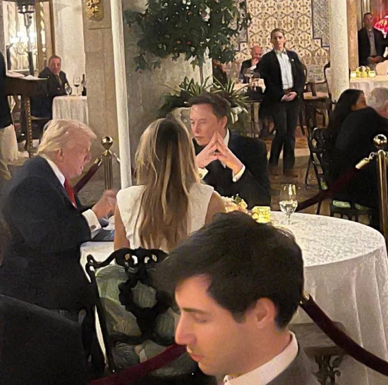 🇺🇲 Musk zveřejnil fotku ze společné večeře s Trumpem a Melanií."Měli jsme skvělou...