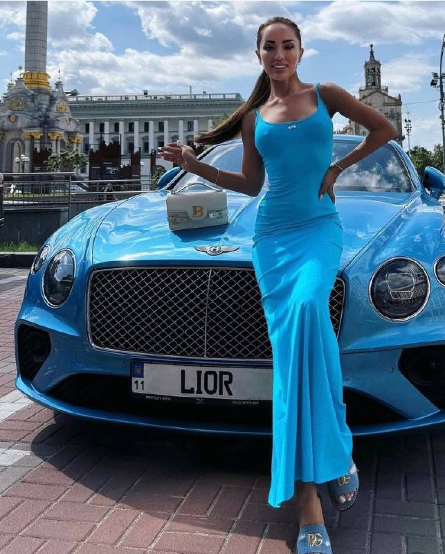 🇺🇦 Na fotografii je manželka zástupce předsedy Oděské státní daňové služby Dmitrije ...