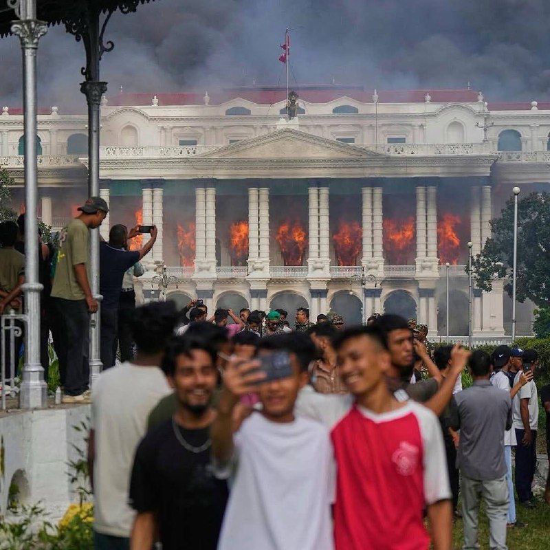 Na internetu se objevuje fotografie s dospívajícími z Nepálu, kteří si dělají selfie na poza...