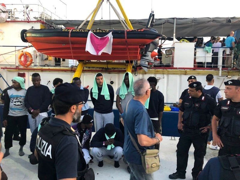 🇮🇹Na italský ostrov Lampedusa dorazilo za jeden den přes 5000 migrantů.Na italský ostrov L...