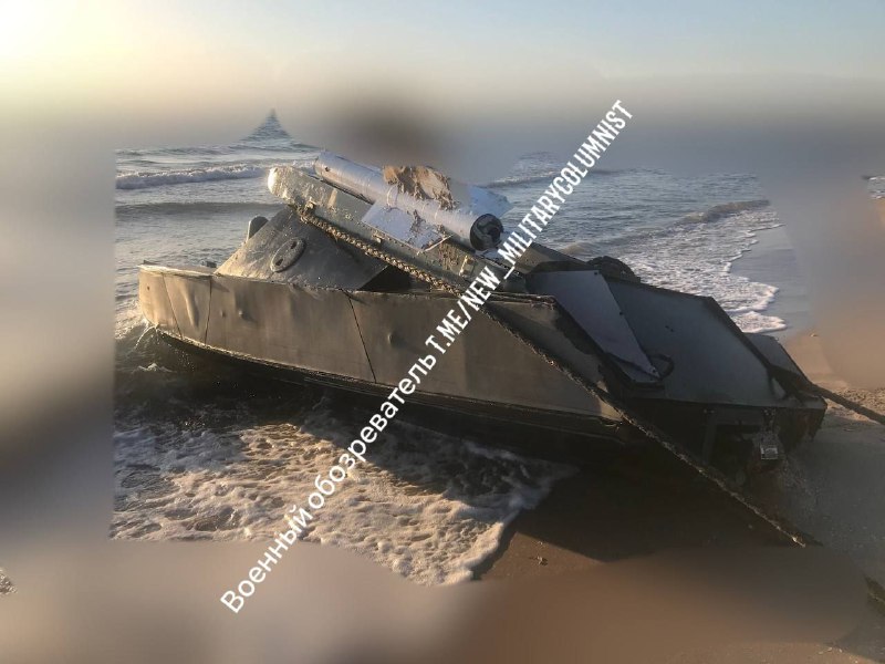 Na pobřeží Krymu vyplavilo jeden z poškozených ukrajinských bezpilotních člunů, u kterého ...