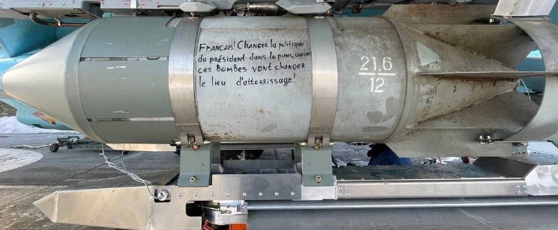 🇷🇺Na TG byla zveřejněna fotografie bomby, na kterou ruští vojáci údajně napsali:„Fran...