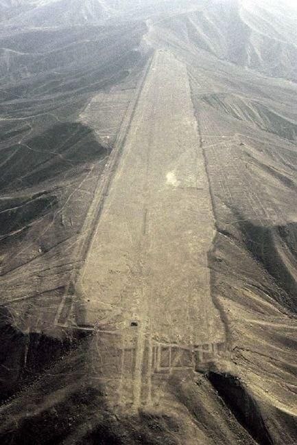 Nazca Plateau, Utu - Starověká letiště v Peru..??Stezka pro domorodce...?Fotografie zachycuje n?...