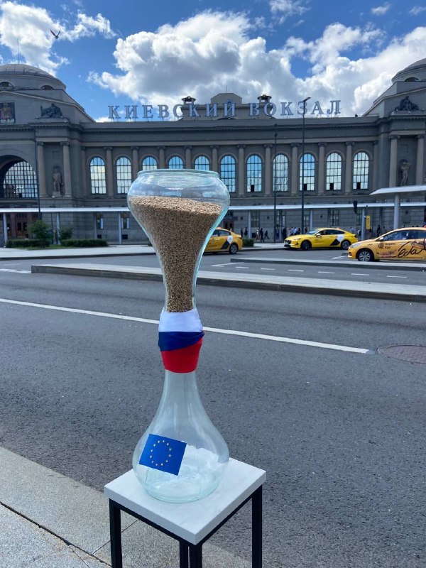 Nebude žádné obilí, dohoda skončilaV Moskvě se poblíž kyjevského nádraží objevil umělec...