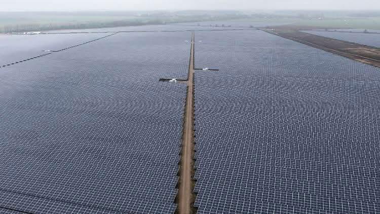Největší německý solární park ve Werneuchenu v Braniborsku: Na 164 ha (1,6 km2) jsou solárn?...