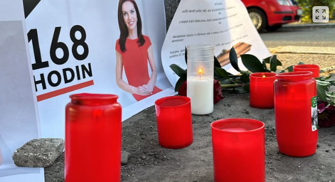 😂Někteří lidé asi potřebují psychiatra.Před budovou České televize na Kavčích horách ...