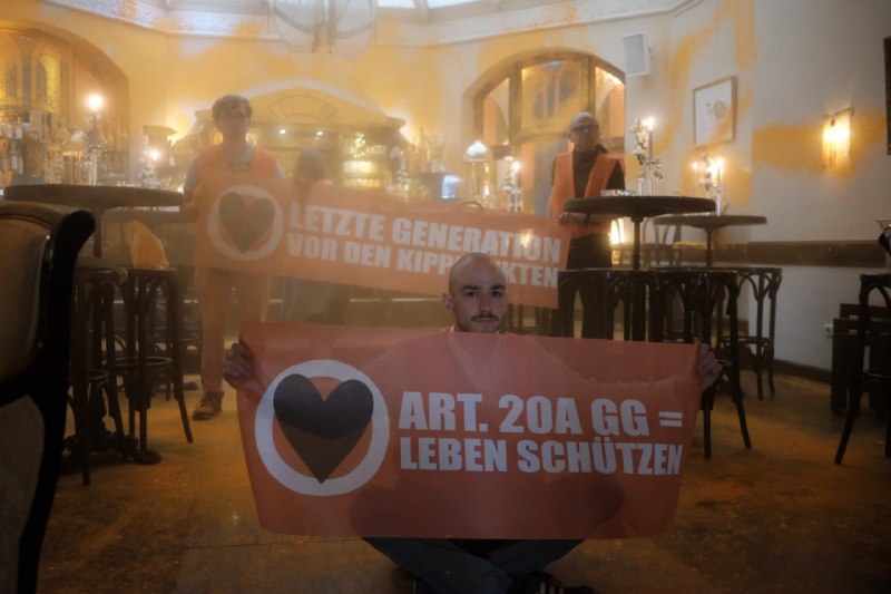 Nezastavitelné…Jako připomínku o smogu v New Yorku nastříkali ekologičtí aktivisté ze skup...