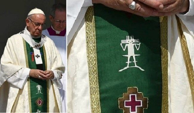 Obr z pouště Atacama na papežově sutaněProč je na papežových šatech vyobrazen geoglyf „Ob...