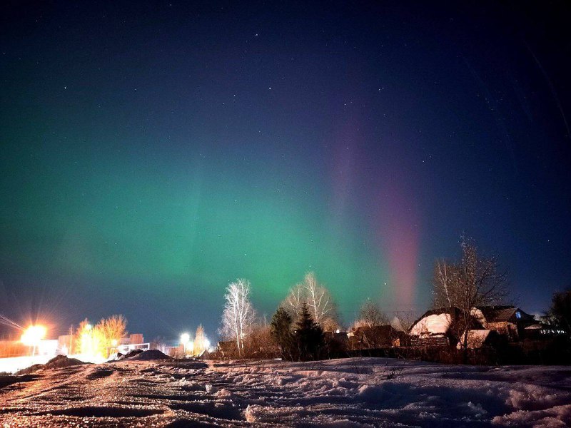 Obyvatelé několika oblastí Ruska právě nyní pozorují polární zářiV Leningradské a Nižni...
