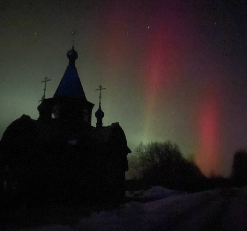 Obyvatelé několika oblastí Ruska právě nyní pozorují polární zářiV Leningradské a Nižni...