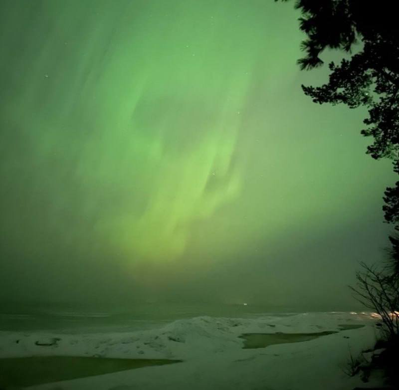Obyvatelé několika oblastí Ruska právě nyní pozorují polární zářiV Leningradské a Nižni...