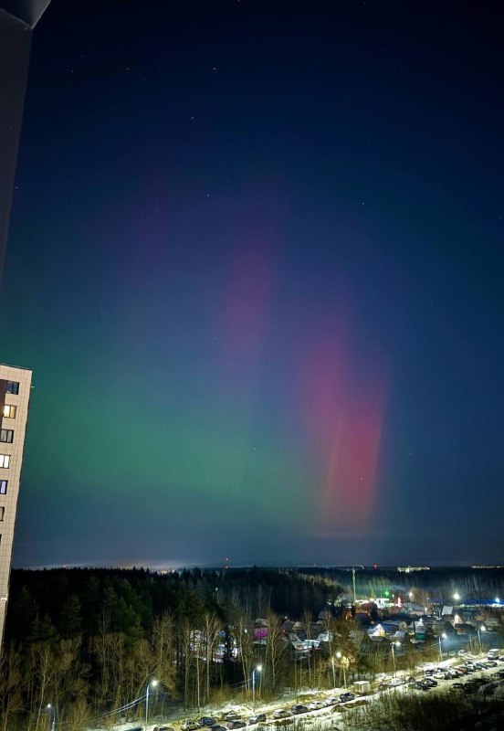 Obyvatelé několika oblastí Ruska právě nyní pozorují polární zářiV Leningradské a Nižni...