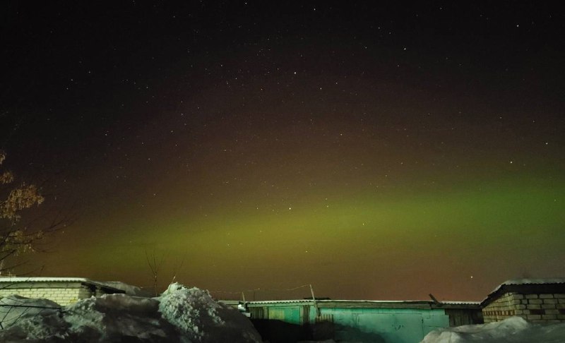 Obyvatelé několika oblastí Ruska právě nyní pozorují polární zářiV Leningradské a Nižni...