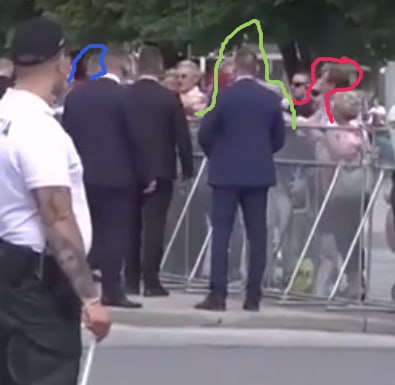 Ochranka která stála přímo naproti střelci ho nechala udělat asi 5 kroků se zbraní v ruce a ...