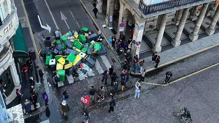 🇫🇷Odpůrci důchodové reformy ve Francii zablokovali budovu ústavní rady v Paříži.Demons...