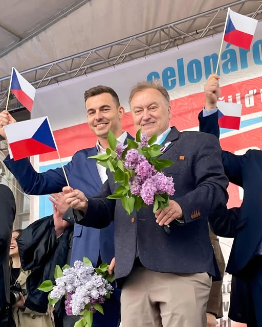Odvaha není zahalovat se do cizích vlajek, když je to zrovna v módě. Odvaha je stát hrdě s to... Odvaha není zahalovat se do cizích vlajek, když je to zrovna v módě. Odvaha je stát hrdě s to...