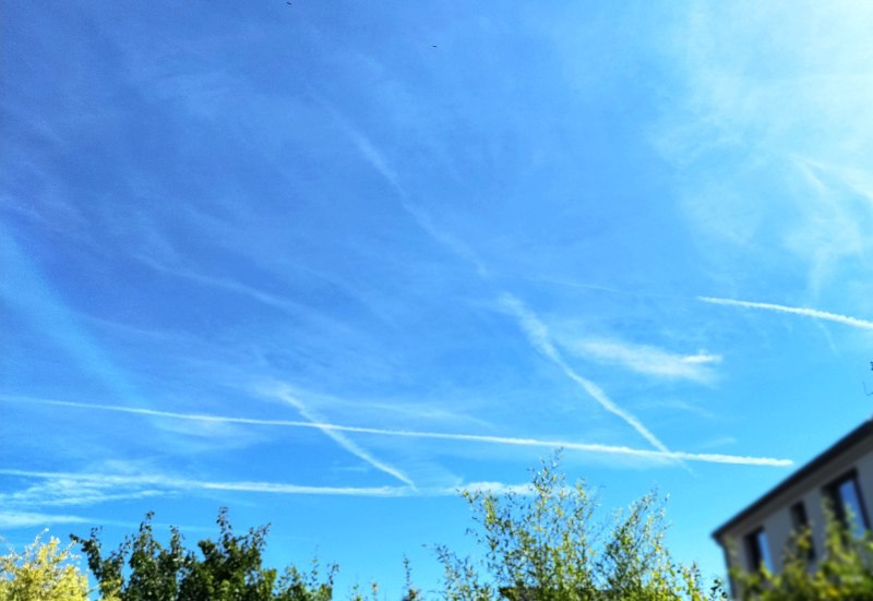 Omlouvám se za výrazivo, ale včera i dneska zas zasírali oblohu jak smyslů zbavení. Zítřejš...