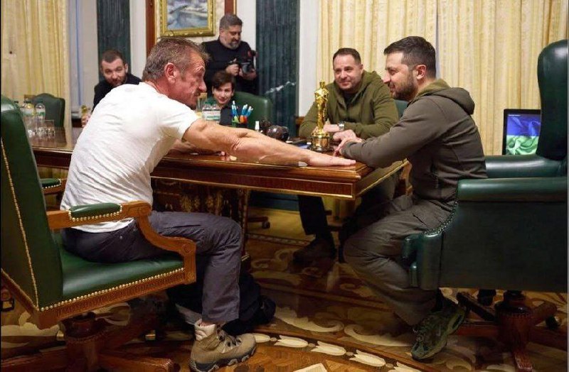 🇺🇦🇺🇸Pamatujete si, jak Sean Penn jel na Ukrajinu předat svého Oscara ZELENSKÉMU?Ano, ...