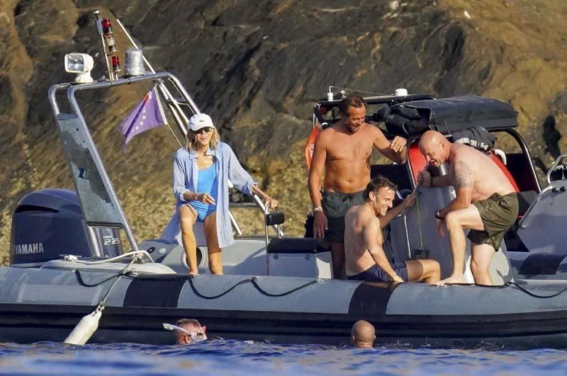 🇫🇷 Paparazzi zvěčnili Macrona na dovolené. A vlevo do záběru vstoupil Macronův postarš?...