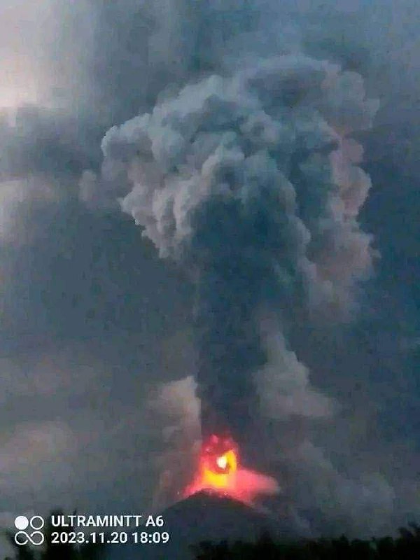 Papua Nová Guinea 🇵🇬Mohutná erupce sopky Ulawun na západě Nové Británie, Papua Nová Gui...