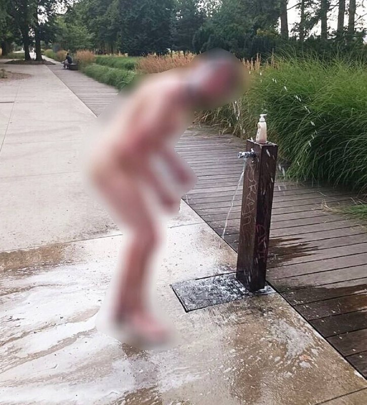 🇨🇿Pardubích se nahý muž sprchoval u veřejného pítka, aby ušetřil za vodu.Včera večer... 🇨🇿Pardubích se nahý muž sprchoval u veřejného pítka, aby ušetřil za vodu.Včera večer...