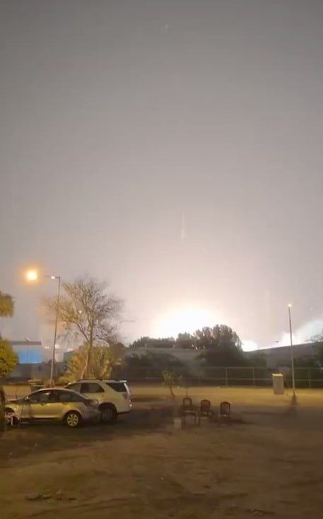 ⚡️🎥 Podle zpráv zasáhla íránská raketa americké vojenské velitelství v Bahrajnu.Zdroj...