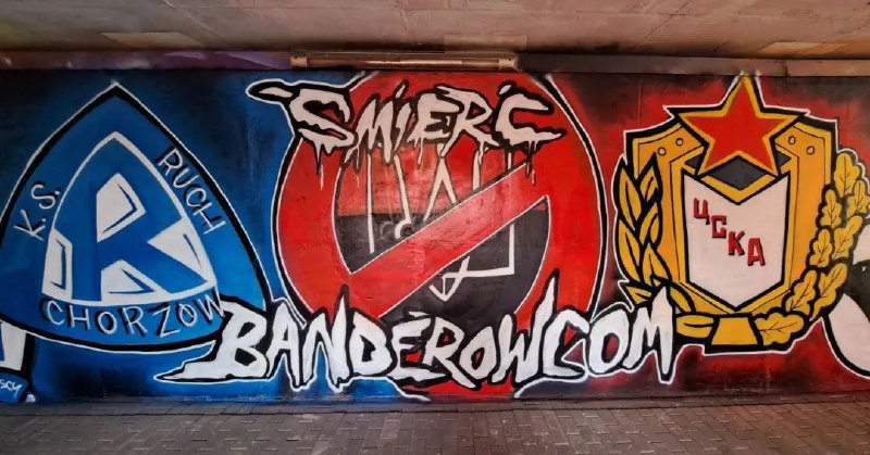 🇵🇱Poláci mají jasno. „Smrt banderovcům.“Fotbalové ultras skupiny Ultras Niebiescy a Bl...